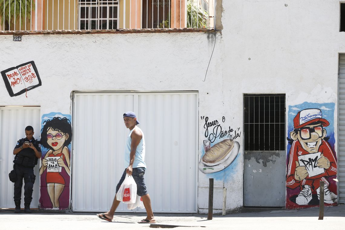 Tânia Rêgo Rio de Janeiro - Operação feita pelas polícias Civil e Militar, com o apoio das Forças Armadas, da Força Nacional de Segurança e da Polícia Federal, no Morro dos Macacos, em Vila Isabel, zona norte do Rio (Foto: Tânia Rêgo/Agência Brasil)