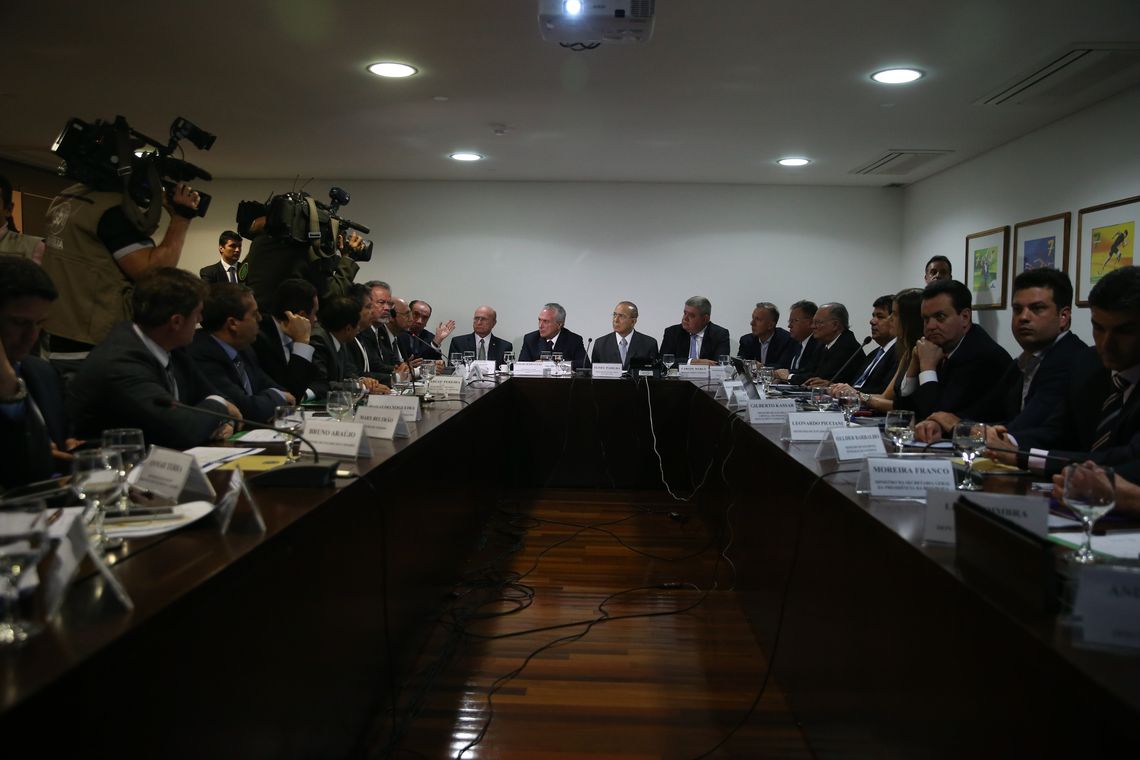 Valter Campanato/Agência Brasil Brasília - O presidente Michel Temer e ministros durante reunião sobre a Reforma da Previdência, no Palácio do Planalto (Valter Campanato/Agência Brasil)