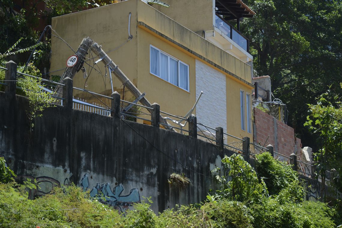 Tânia Rêgo/Agência Brasil Avenida Niemeyer, em São Conrado, foi parcialmente liberada hoje (9). O tráfego na via é feito de maneira reduzida. Equipes da prefeitura trabalham na contenção das encostas, remoção da lama e retirada de árvores com ameaça de queda.