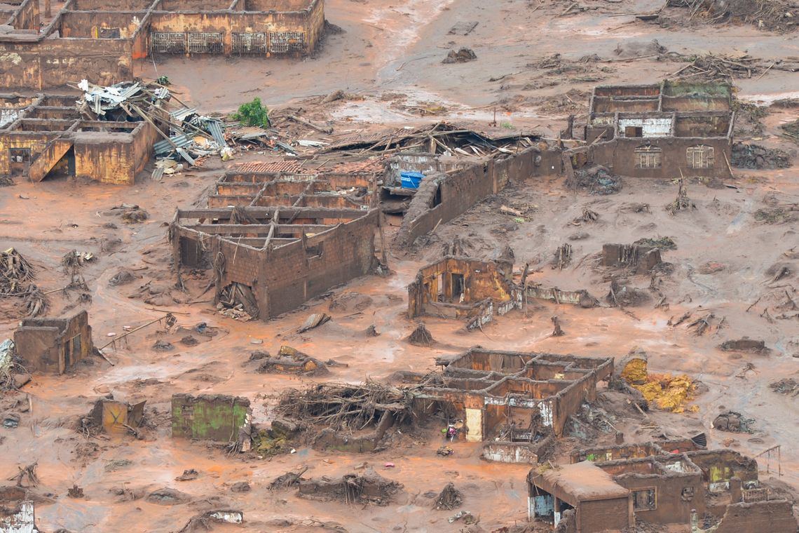 07 13:37:43 Mariana (MG) - Área afetada pelo rompimento de barragem no distrito de Bento Rodrigues, zona rural de Mariana, em Minas Gerais (Antonio Cruz/Agência Brasil)