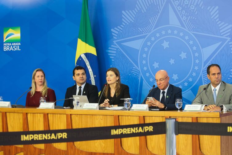 Martha Seillier e Salim Mattar falam à imprensa