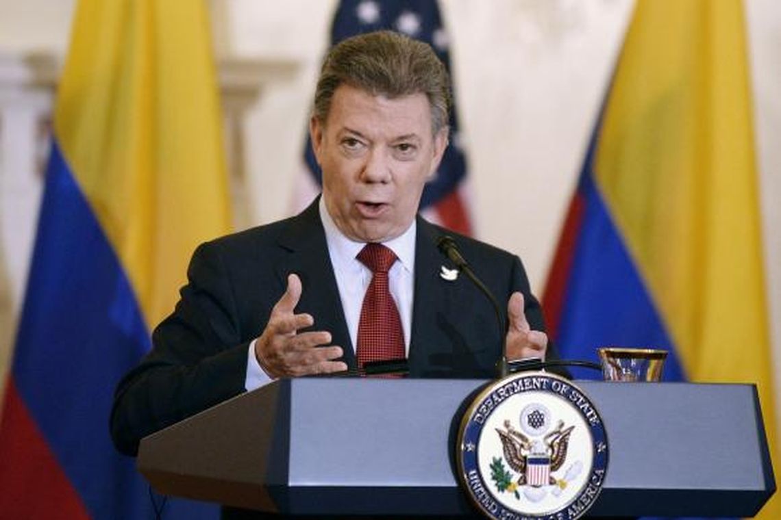 EPA/Olivier Douliery/ Lusa/direitos reservados Colômbia - Na Colômbia, o presidente Juan Manuel Santos e o comandante das Forças Armadas Revolucionárias da Colômbia (Farc), Rodrigo Echeverri, o