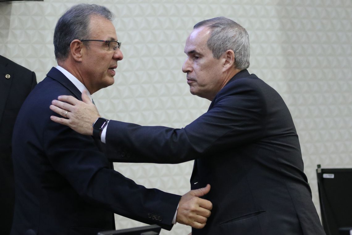 Fabio Rodrigues Pozzebom/Agência Brasil O ministro de Minas e Energia, Bento Albuquerque, e o diretor-geral da ANP, Décio Oddone, durante assinatura no Cade de Termo de Cessação de Conduta (TCC) relacionado às atividades de refino da Petrobras.