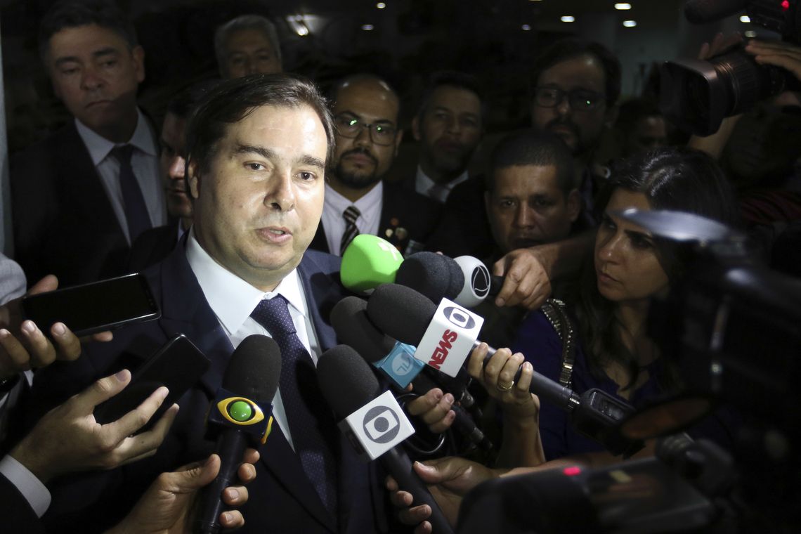 Fabio Rodrigues Pozzebom/Agência Brasil O presidente da Câmara, Rodrigo Maia, fala com jornalistas no salão verde.