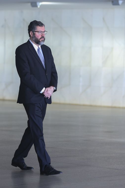 José Cruz/Agência Brasil O ministro das Relações Exteriores do Brasil, Ernesto Araujo, durante encontro com o Xeique Abdullah bin Zayed Al Nahayan