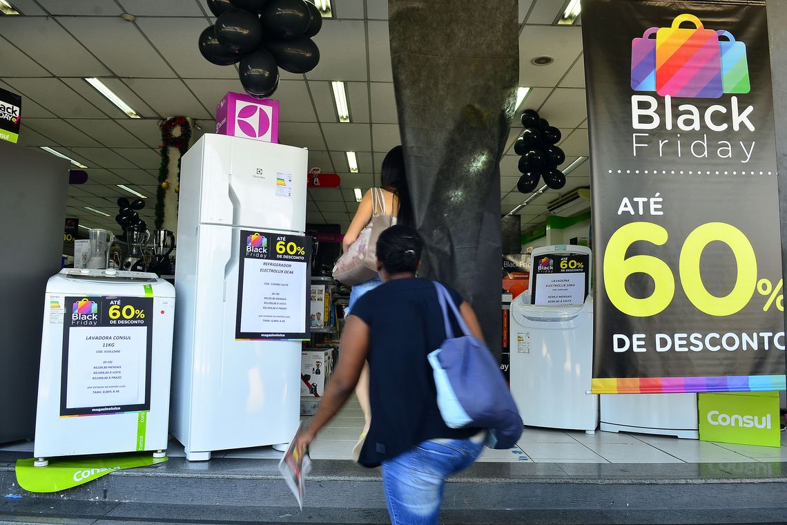 São Paulo - Movimento no comércio da rua Teodoro Sampaio, em Pinheiros, durante o Black Friday (Rovena Rosa/Agência Brasil)
