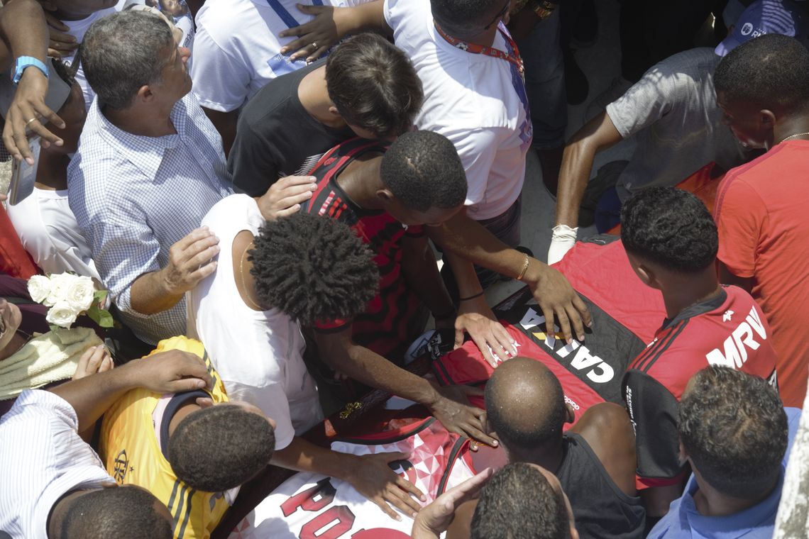 Tânia Rêgo/Agência Brasil Sepultamento do corpo do goleiro do Flamengo, Christian Esmério, de 15 anos, no Cemitério de Irajá. O atleta foi um dos 10 mortos no incêndio de sexta-feira (8) em um dos alojamentos do Ninho do Urubu.
