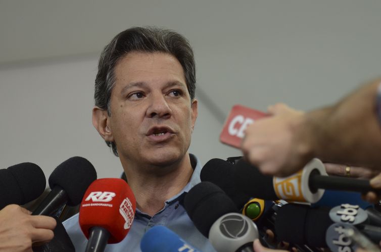 O candidato à presidência da República, Fernando Haddad, fala com a imprensa no hotel Matsubara.