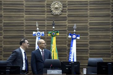 Tânia Rêgo/Agência Brasil O Desembargador Federal, Abel Gomes aguarda os delatores Jonas Lopes de Carvalho Júnior, ex-presidente do Tribunal de Contas do Estado (TCE), e Carlos Emanuel Carvalho de Miranda, que prestarão depoimento no Tribunal Regional Federal da 2ª
