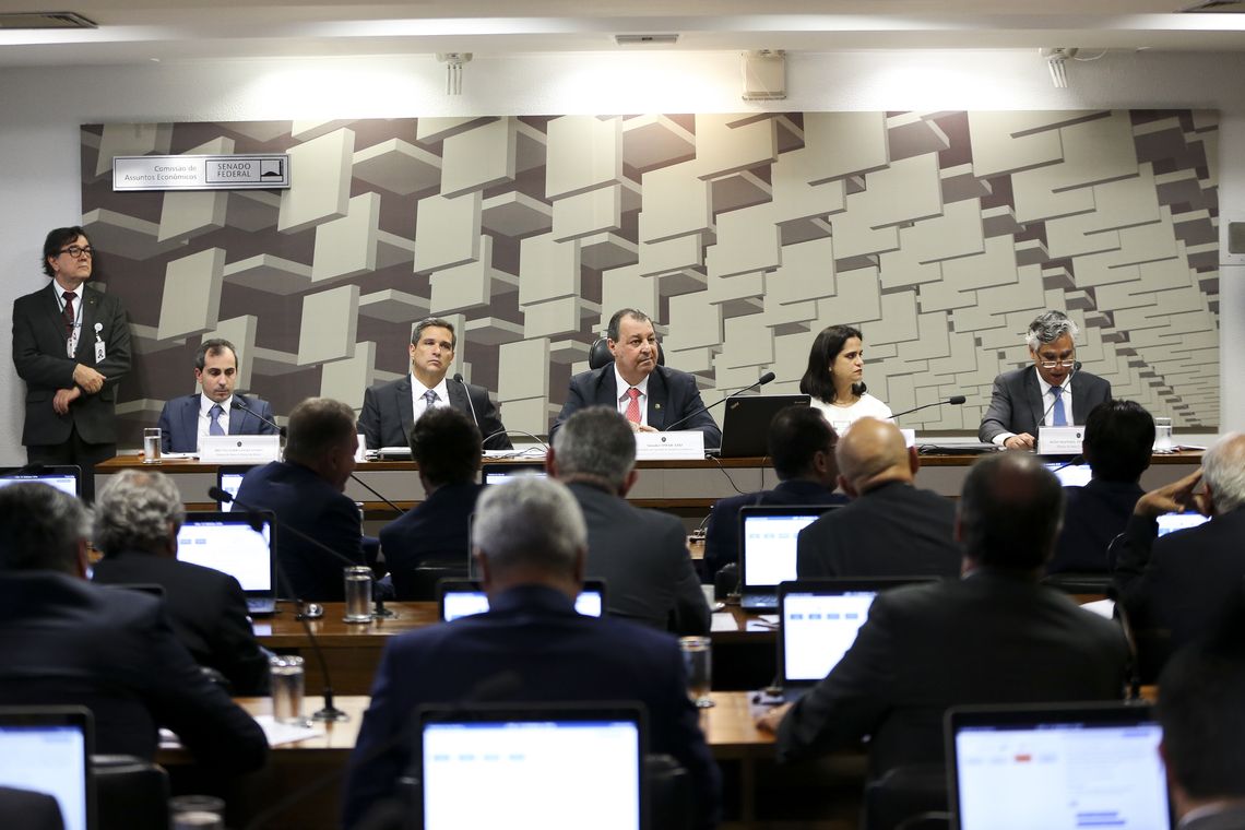 A Comissão de Assuntos Econômicos (CAE) do Senado sabatina o economista Roberto de Oliveira Campos Neto, indicado pela Presidência da República para o cargo de presidente do Banco Central.