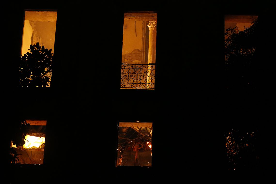 Tânia Rego/Agência Brasil Um incêndio de proporções ainda incalculáveis atingiu, no começo da noite deste domingo (2), o Museu Nacional do Rio de Janeiro, na Quinta da Boa Vista, em São Cristóvão, na zona norte da capital fluminense