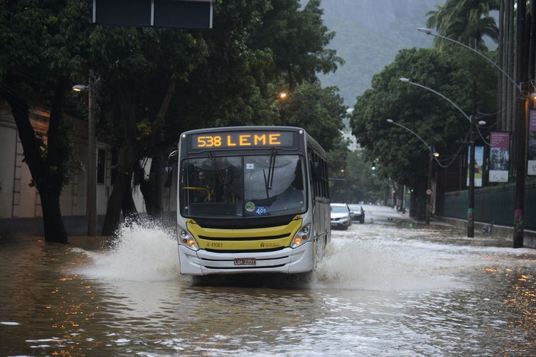 Alagamento na Rua Jardim Botânico após as chuvas que atingiram o Rio de Janeiro.