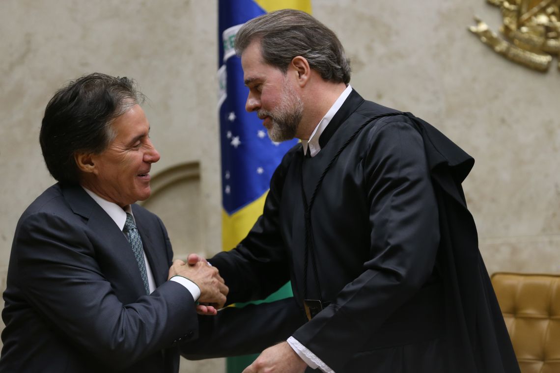 Fabio Rodrigues Pozzebom/Agência Brasil O presidente do Senado, Eunício Oliveira, cumprimenta o novo presidente do Supremo Tribunal Federal (STF), ministro Dias Toffoli, durante sessão solene de posse.