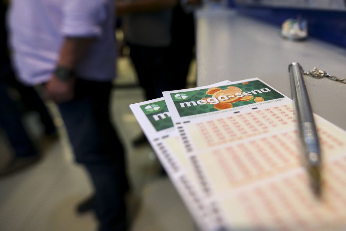 Apostadores fazem fila em casa lotérica. A Caixa Econômica Federal sorteia hoje (08) as seis dezenas do concurso 2.149 da Mega-Sena acumulada, que deve pagar um prêmio de R$ 170 milhões.
