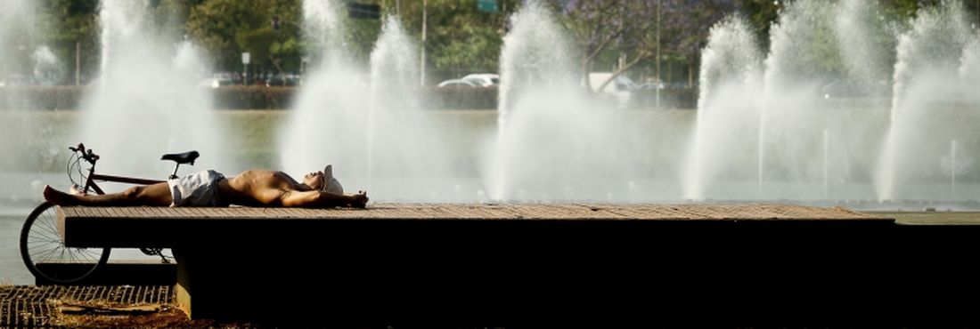 Calor em São Paulo Paulistanos aproveitam o dia de sol e calor no Parque do Ibirapuera