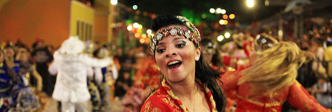 Quadrilhas estilizadas 4 Dançarinos se esforçam para completar a apresentação com alegria