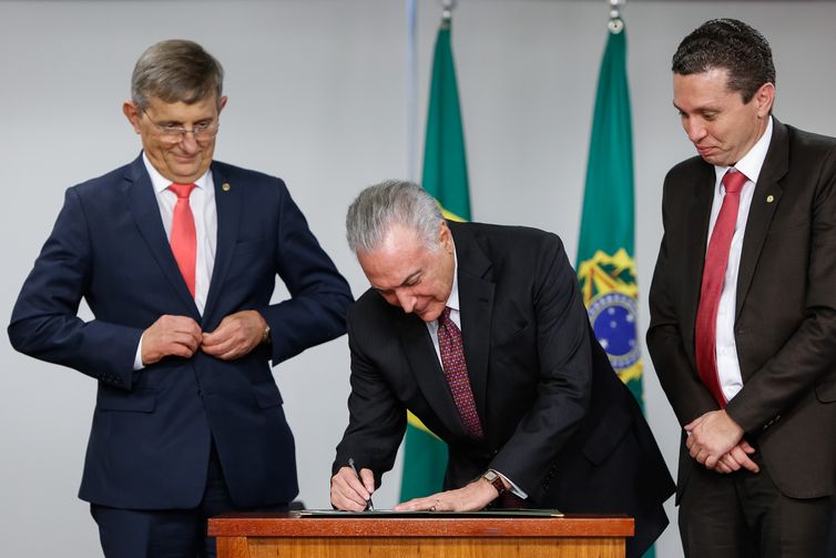 O presidente Michel Temer sanciona lei que institui no calendÃ¡rio brasileiro o Dia Nacional da ImigraÃ§Ã£o Chinesa.