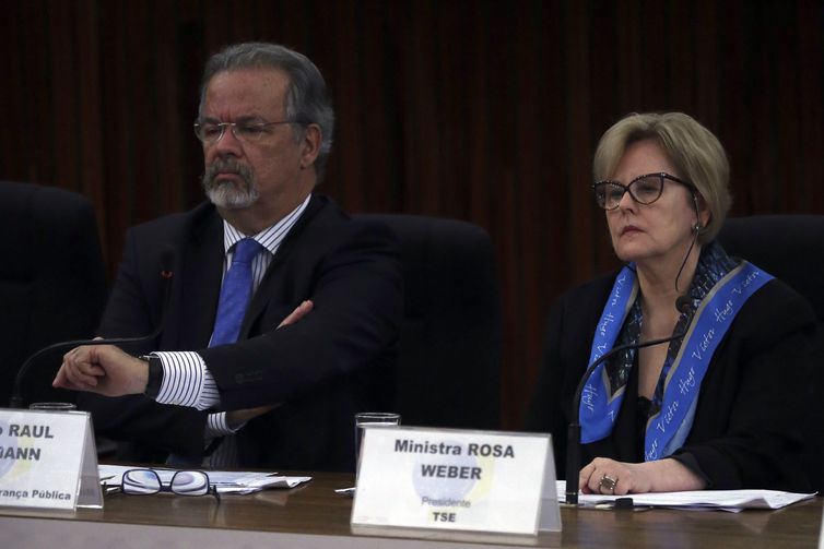 O ministro da Segurança Pública, Raul Jungmann, e a presidente do TSE, ministra Rosa Weber, durante entrevista coletiva sobre medidas de combate à disseminação de notÃcias falsas (fake news) nas redes sociais.