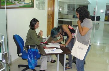 Mariana Martins, do Conselho Curador da EBC, recebe participantes da Audiência Pública na Câmara de Marabá (Foto: Luciana Couto/Rádio Nacional da Amazônia)