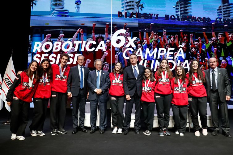 Presidente da RepÃºblica, Jair Bolsonaro, cumprimenta a equipe de robÃ³tica do SesiI Birigui, campeÃ£ mundial no Uruguai.