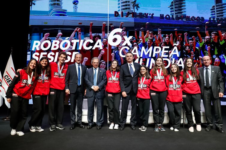 Alan Santos/PR Presidente da República, Jair Bolsonaro, cumprimenta a equipe de robótica do SesiI Birigui, campeã mundial no Uruguai.
