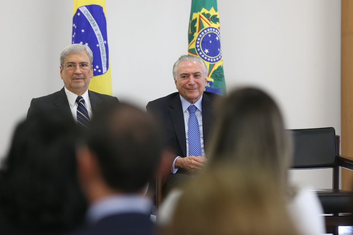Valter Campanato/Agência Brasil Brasília - O ministro da Secretaria de Governo, Antonio Imbassahy, e o presidente Michel Temer durante a cerimônia de assinatura do decreto de criação da Rede Brasil Mulher, no Palácio do Planalto (Valter Campanato/Agência Brasil)