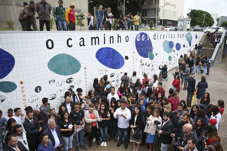 José Cruz/Agência Brasil Inauguração de uma obra de arte em cerâmica elaborada por alunos de escolas públicas do DF. Todas as pinturas são alusivas à Declaração Universal dos Direitos Humanos (DUDH) que completa 70 anos em 10 de dezembro.