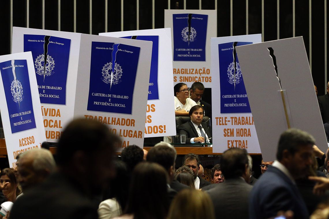 Antonio Cruz/ Agência Brasil Brasília - Deputados de partidos de oposição ao governo tentam adiar a votação em plenário do projeto de lei (6787/16), que trata da reforma trabalhista (Antonio Cruz/Agência Brasil)