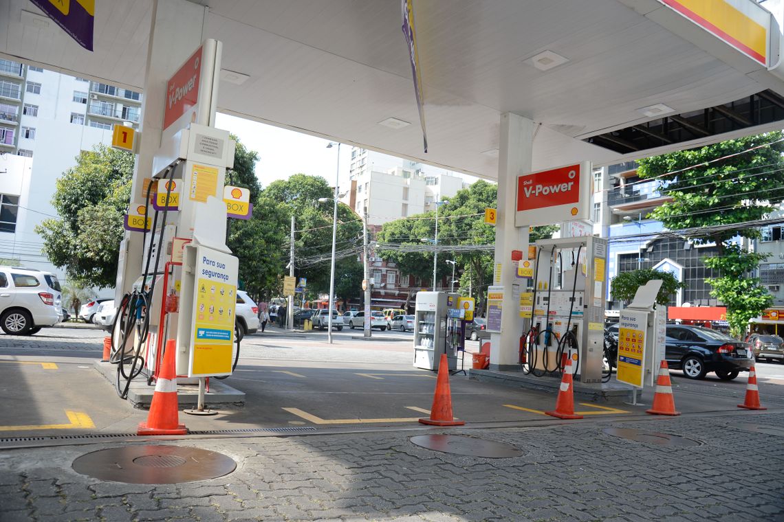Greve de caminhoneiros provoca fila para abastecimento de combustível em posto de gasolina no Rio de Janeiro.