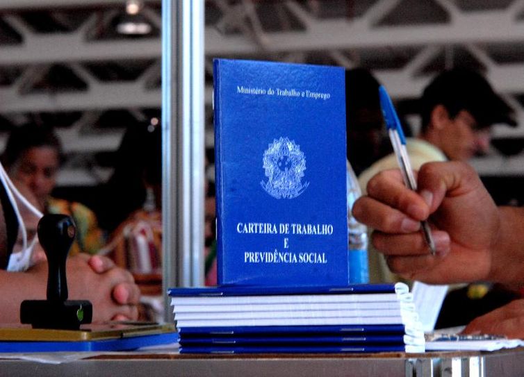 Marcello Casal jr/Agência Brasil Carteira de Trabalho