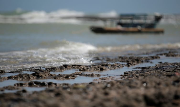 Um barco é visto perto de um derramamento de óleo na praia de Pontal do Coruripe, em Coruripe, estado de Alagoas, Brasil, 8 de outubro de 2019.