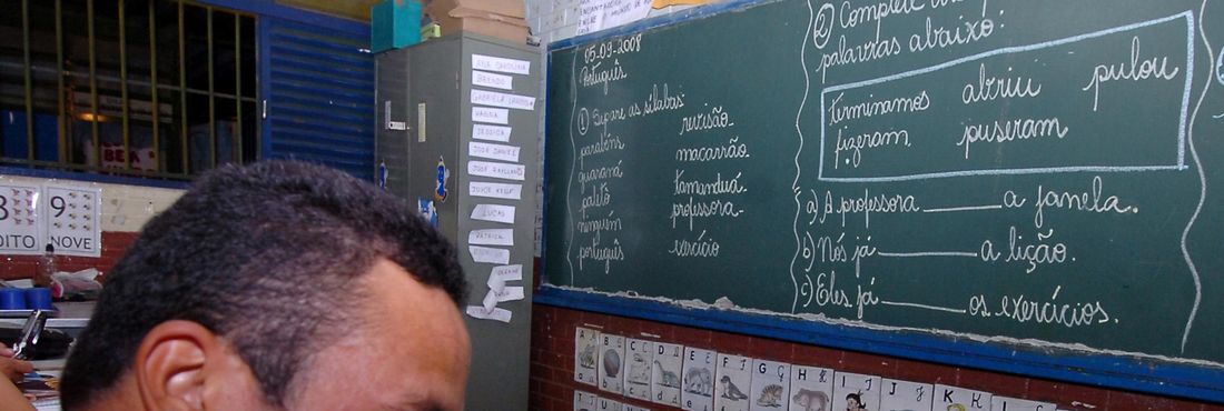 Sala de alfabetização para adultos Aluno da turma de alfabetização de jovens e adultos da Escola Classe 116 de Santa Maria, no entorno do Distrito Federal.