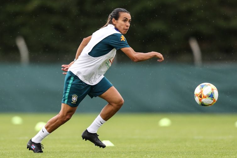 Marta volta a treinar com as demais jogadoras