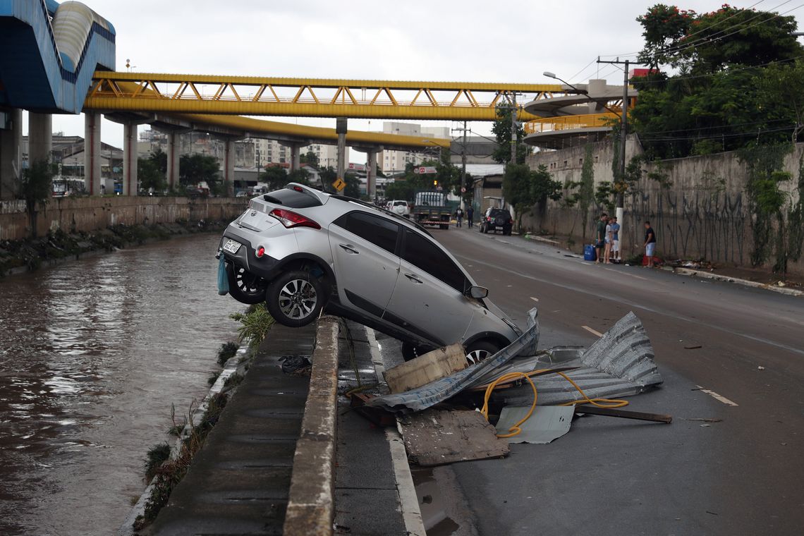 Um carro empurrado pelas enchentes para um canal é visto depois das fortes chuvas no bairro de Vila Prudente em São Paulo, Brasil 11 de março de 2019. REUTERS / Amanda Perobelli