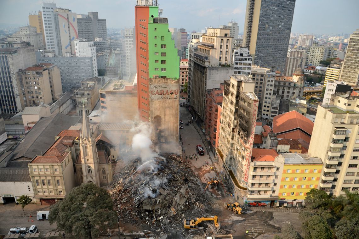 Bombeiros trabalham na busca por desaparecidos e retirada dos destroços do prédio que desabou após incêndio no Largo do Paissandu. Foto de Rovena Rosa/Agência Brasil, 02/05/2018