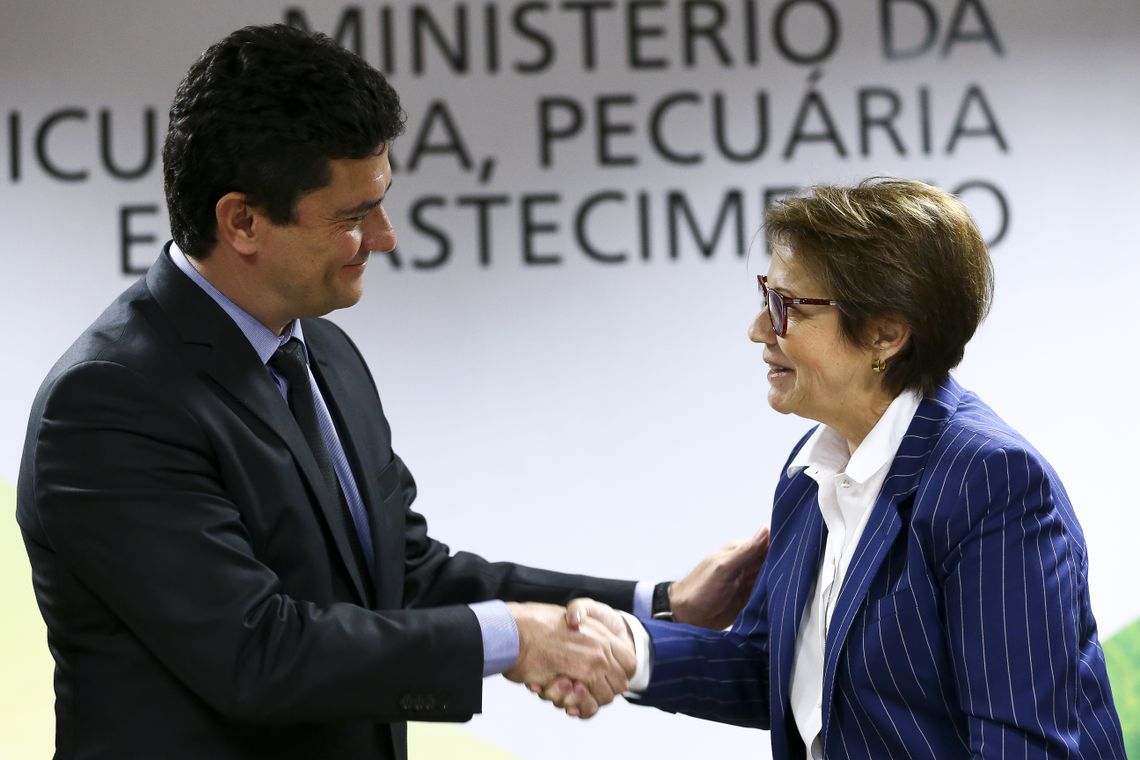 Os ministros da Justiça, Sergio Moro e da Agricultura, Pecuária e Abastecimento, Tereza Cristina, durante cerimônia de assinatura de acordo de cooperação técnica para promover ações conjuntas, visando prevenir a ocorrência da chamada “venda