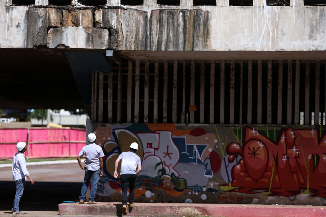 Marcelo Camargo/Agência Brasil Brasília - Defesa Civil e Departamento de Estradas de Rodagens do DF fiscalizam viaduto próximo ao que desabou há uma semana na região central de Brasília (Marcelo Camargo/Agência Brasil)