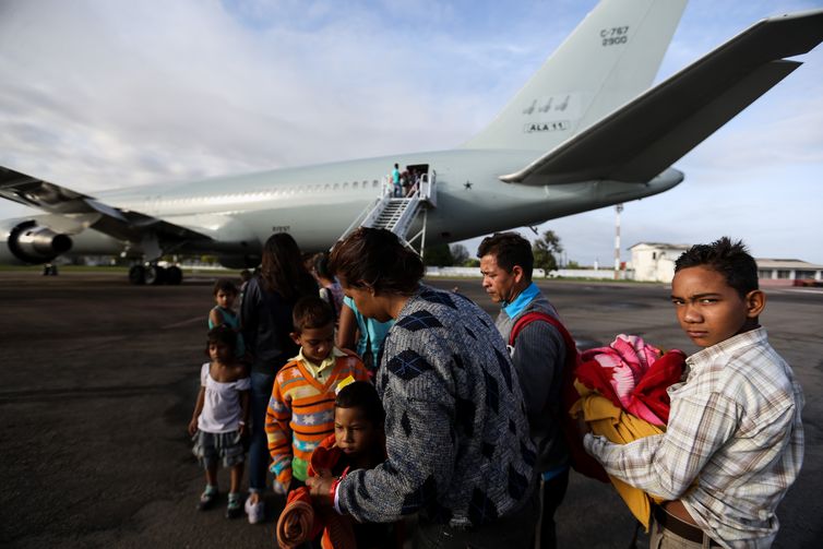 Marcelo Camargo/Agência Brasil Refugiados venezuelanos embarcam em avião da Força Aérea Brasileira, em Boa Vista, com destino à Manaus e São Paulo.