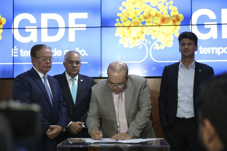 O secretário de desenvolvimento econômico do DF, Ruy Coutinho, Edison Garcia da CEB, BNDES, o governador do DF, Ibaneis Rocha e o Gustavo Montezano e o participam de cerimônia de assinatura de contrato para estruturar desestatização da CEB