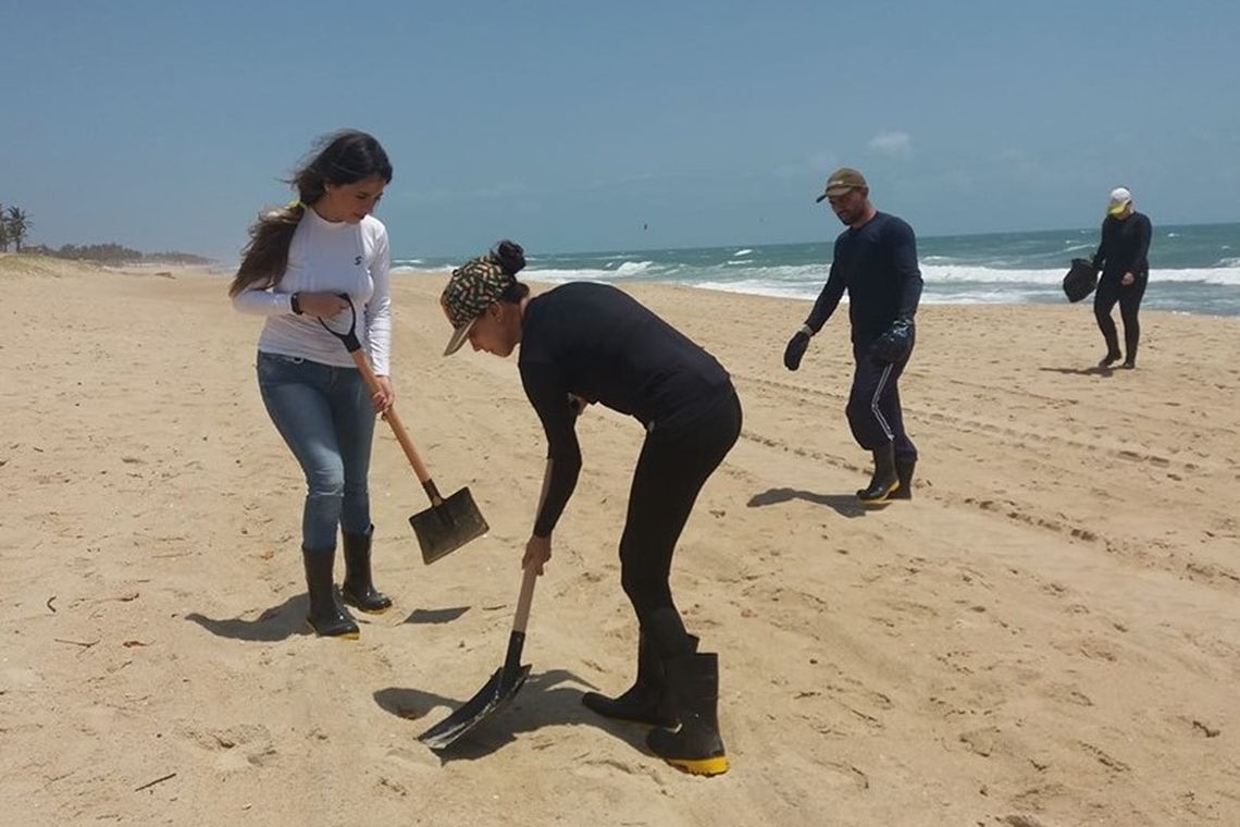 Praia do Futuro está imprópria para banho devido a manchas de óleo