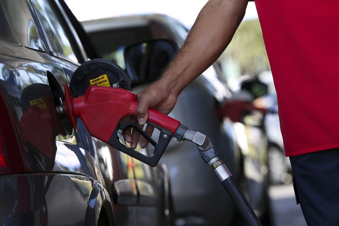 Brasilienses enfrentam até 4km de filas para abastecer em posto de combustÃveis que vende gasolina a R$ 2,98 como parte do Dia da Liberdade de Impostos (DLI).