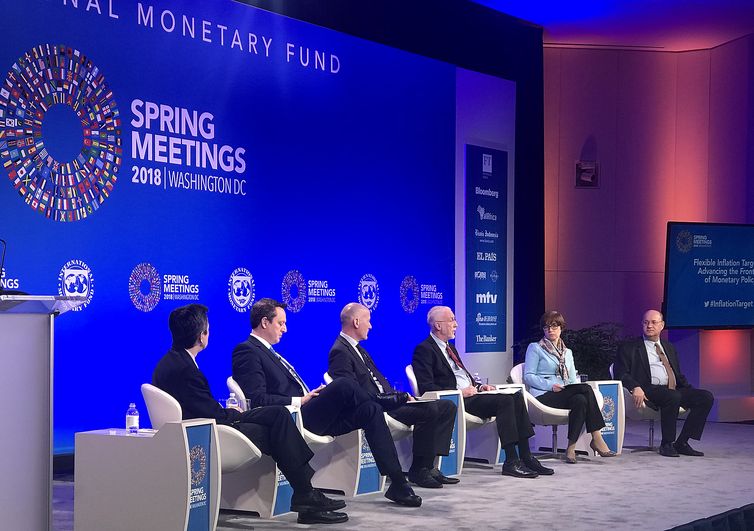Presidente do Banco Central, Ilan Goldfajn (dir), participa de painel no FMI