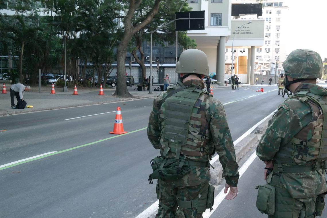 Vladimir Platonow/Agência Brasil Rio de Janeiro - Mochila esquecida próximo ao Aeroporto Santos Dumont gerou alerta de bomba. Especialistas da PF foram chamados e via de acesso bloqueada por fuzileiros da Marinha (Vladimir Platonow/Agência Brasil)