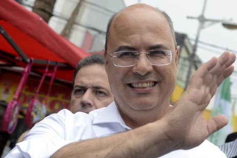 Rio de Janeiro - O candidato ao governo do estado do Rio, Wilson Witzel ( (PSC/PROS), participa de caminhada no bairro de Campo Grande, zona oeste da cidade.