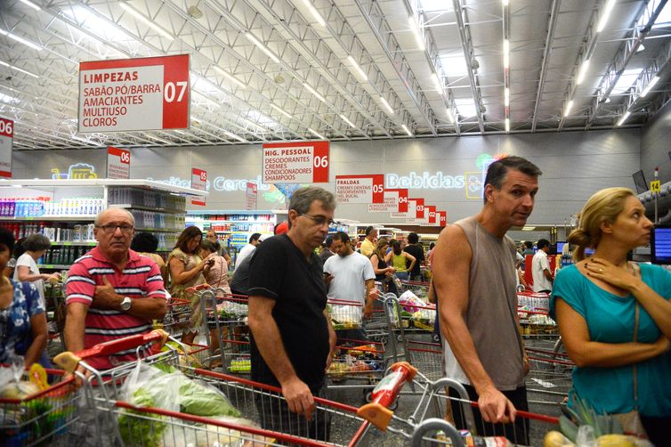 VitÃ³ria (ES) - Supermercados lotados com filas nos caixas e na entrada funcionam com horÃ¡rio reduzido (TÃ¢nia RÃªgo/AgÃªncia Brasil)