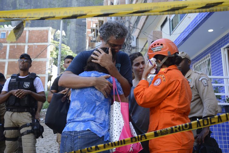 Equipes que atuam na busca e resgate de pessoas após o desabamento dos dois prédios na comunidade da Muzema, continuam as buscas