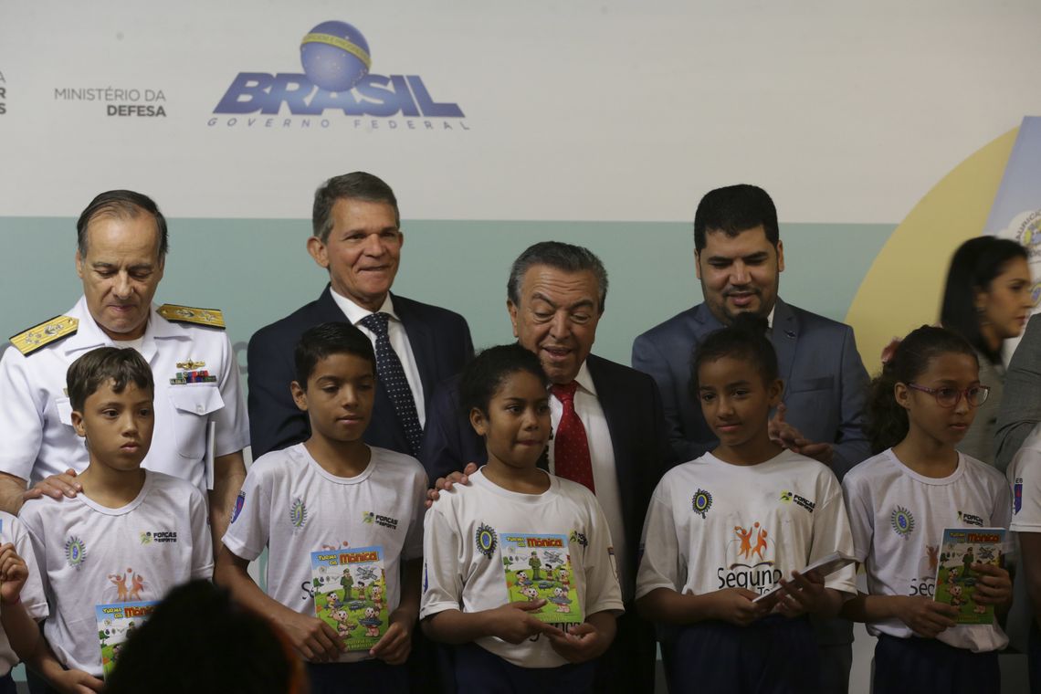 Antonio Cruz/Agência Brasil O Ministro da Defesa, Joaquim Silva e Luna e o escritor Mauricio de Souza, durante o lançamento do almanaque A Turma da Mônica e a Indústria de Defesa.
