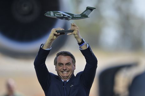  O presidente Jair Bolsonaro participa da cerimônia de entrega da aeronave KC-390 para a Força Aérea Brasileira. 
