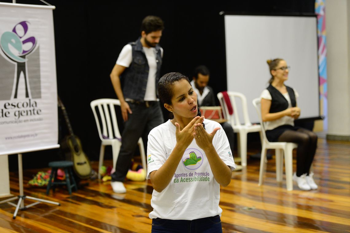 Rio de Janeiro - Tradução em Libras de encenação com temática inclusiva no lançamento de mais uma turma do projeto Agentes de Promoção da Acessibilidade, na biblioteca da Rocinha (Fernando Frazão/Agência Brasil)