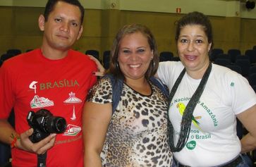 Beth Begonha, apresentadora da Rádio Nacional da Amazônia, com Débora Cabral, ouvinte da Nacional da Amazônia (c), e Antônio Marcos, da rádio comunitária Fundalivre (Foto: Luciana Couto/Rádio Nacional da Amazônia)
